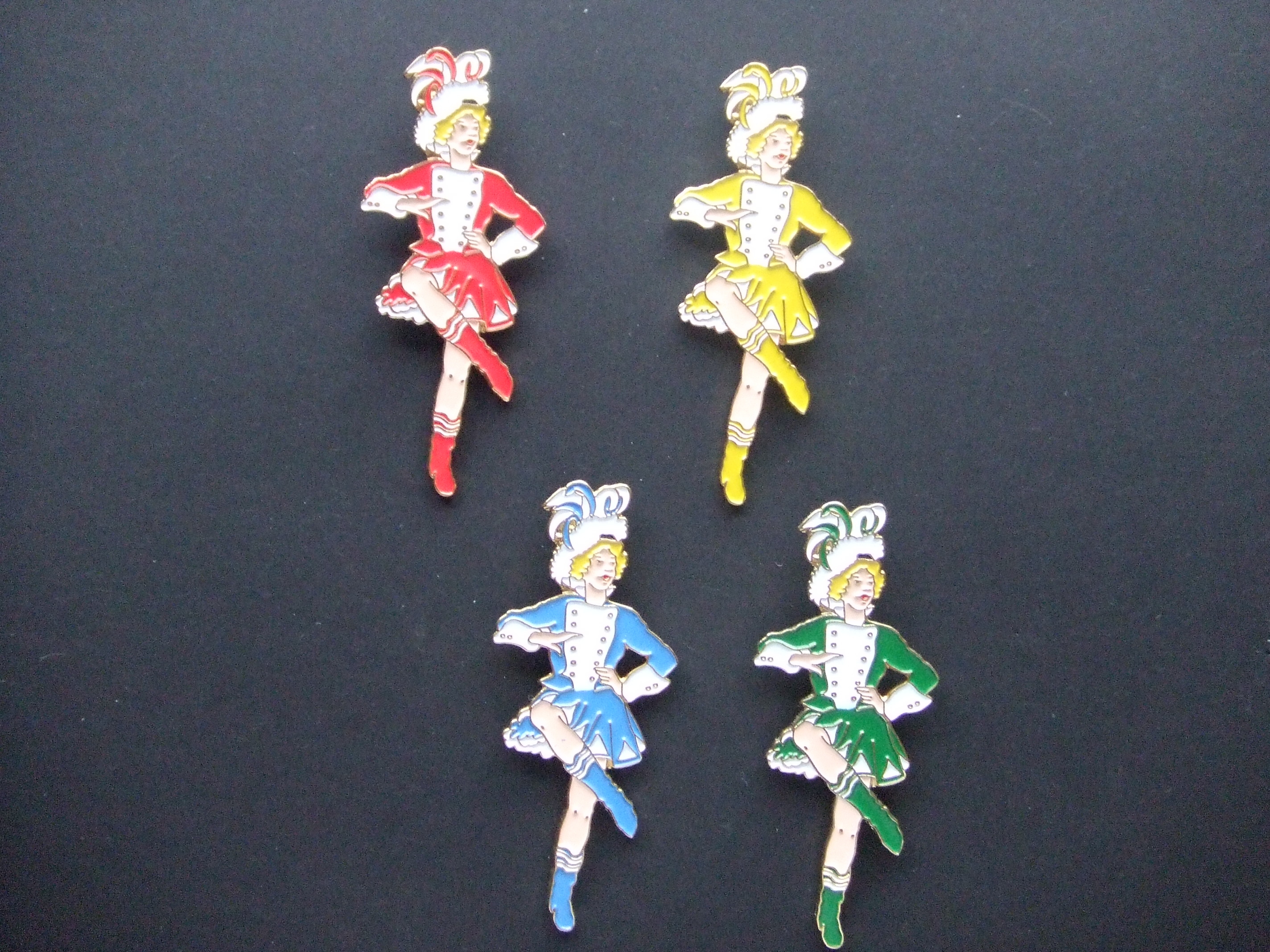 Carnaval lot van vier verschillende groot formaat pins